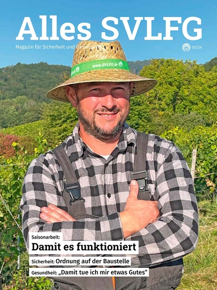 Vergrößerung des Bildes für Titelcover Ausgabe 01/2024: Landwirt mit Sonnenhut steht vor Weinlandschaft.