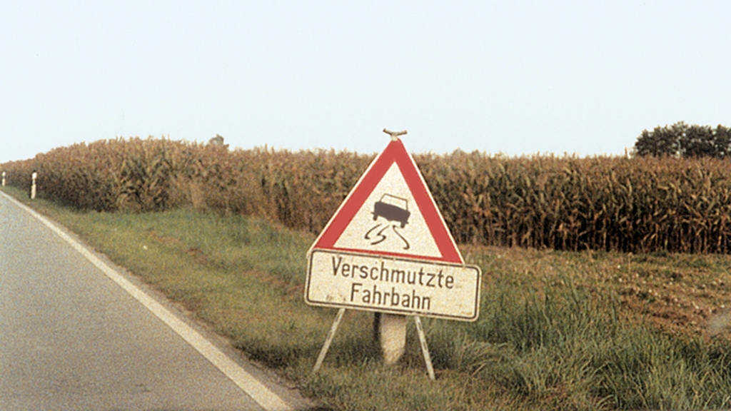 Vergrößerung des Bildes für Ein Hinweisschild "Verschmutzte Fahrbahn" steht am Straßenrand .